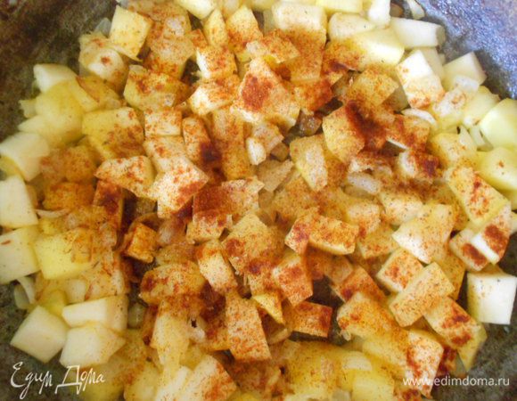 Добавляем очищенные и нарезанные кабачки, посыпаем специями  (у меня паприка). Доводим до готовности.