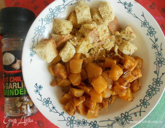 Выкладываем в тарелку с сухариками (это одна порция).