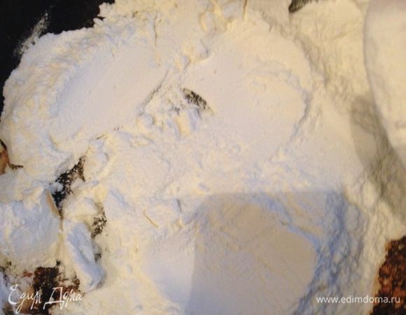 Пересыпаем сухое молоко в сковороду с антипригарным покрытием и обжариваем до золотистого цвета при постоянном перемешивании. Обжаривание дает карамельный вкус.