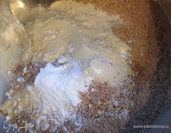 К нему добавляем остальные сухие ингредиенты и перемешиваем.