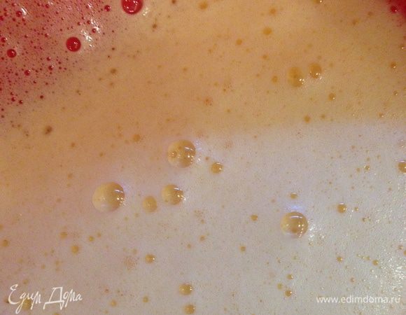 В отдельной посуде взбиваем яйца с сахзамом до пышной пены. 