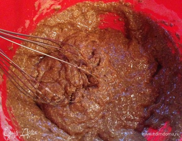 К яйцам добавляем сухую смесь и продолжаем взбивать до однородности. 