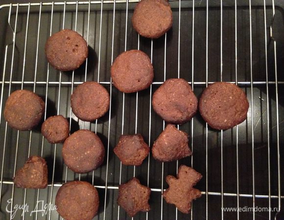 Выпекаем в разогретой до 180 градусов духовке 25-30 минут до сухой палочки. Остужаем на решетке.