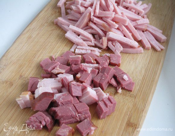 Оба вида ветчины нарезать соломкой или мелким кубиком.
