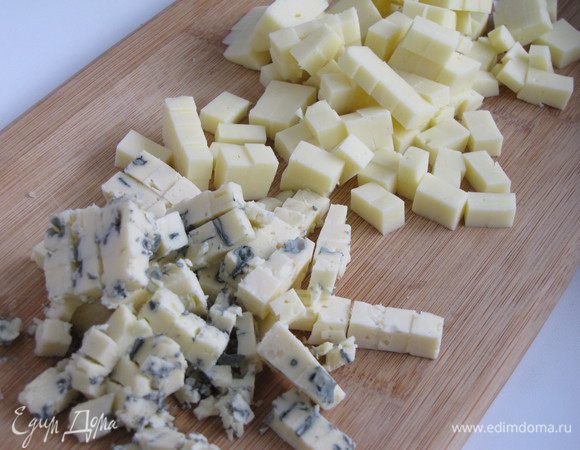 Сыры так же нарезать мелким кубиком.