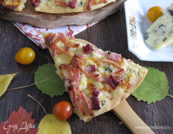 Готовую пиццу разрезать на сектора и подавать. Я первый раз готовила пиццу с голубым сыром. Очень понравилось, буду делать еще!)))