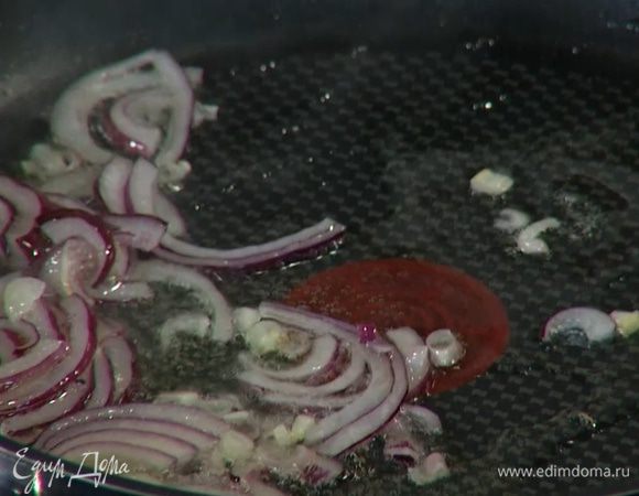 Разогреть в сковороде немного оливкового масла и обжарить лук и чеснок до золотистого цвета.