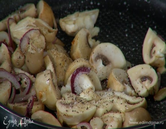Все грибы нарезать небольшими кусочками, добавить к луку с чесноком, слегка посолить, поперчить, перемешать и жарить, не накрывая крышкой.