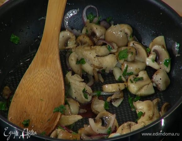 Половину петрушки крупно порезать и добавить к грибам, все перемешать (если нужно, влить еще оливкового масла).