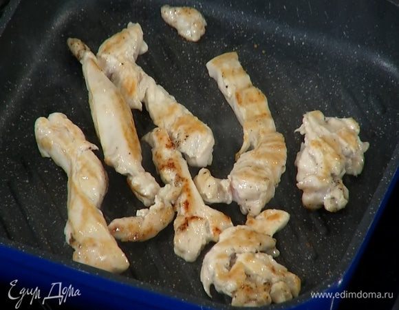 Разогреть в сковороде-гриль оливковое масло и обжарить куриное мясо со всех сторон до готовности, затем переложить в сковороду с грибами и луком и обжарить все еще немного.