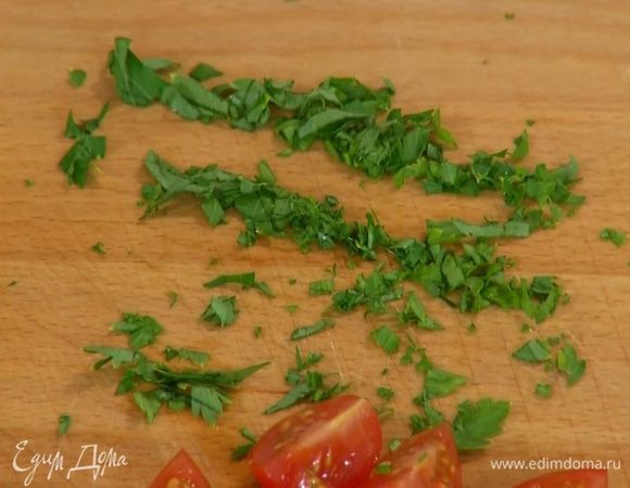 Оставшуюся петрушку мелко порубить.