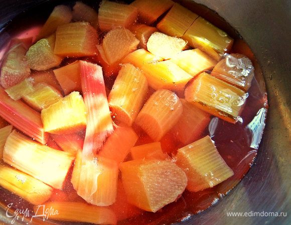 Варим компот пару минут после кипения (у меня из расчёта 209 г ревеня на 0,5 л воды). Настаиваем, чтобы получить насыщенный розовый цвет.