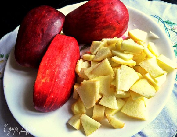 Яблоко очищаем и строгаем на ломтики.