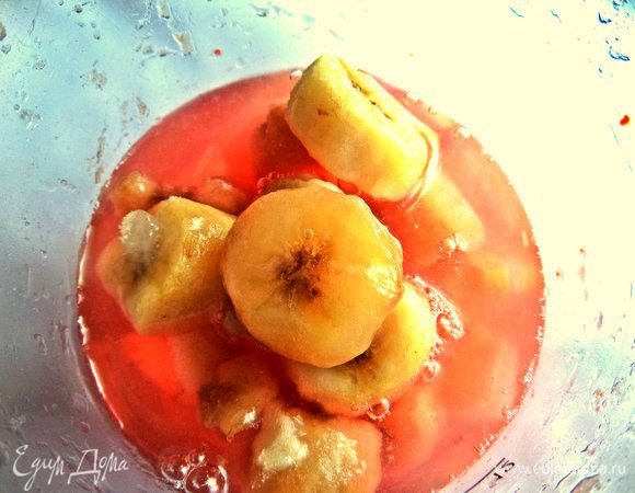 Складываем кусочки в чашу для взбивания, заливаем компотом из ревеня (стакан-200 мл) или другим соком. 