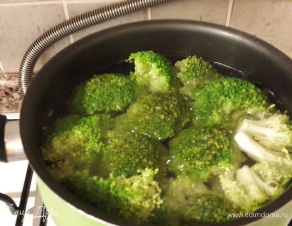 Брокколи разделяем на соцветия и бланшируем в подсоленной воде 7-10 минут.