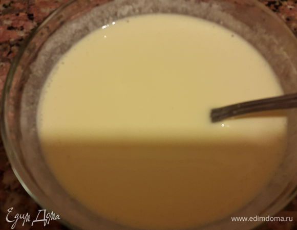 Вместо маскарпоне я использую сыр лабне. Смешиваем сыр с яйцом до однородности, солим по вкусу. Режем мелко лук и укроп и добавляем в смесь.