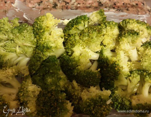 Смазываем форму для запекания сливочным маслом и выкладываем брокколи.