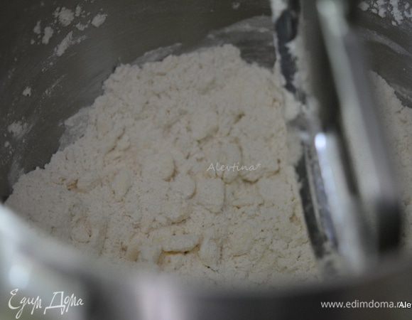 Смешать муку, соль и сахар. Добавить порезанное тонкими кусочками холодное сливочное масло, перемешать в кухонном комбайне.