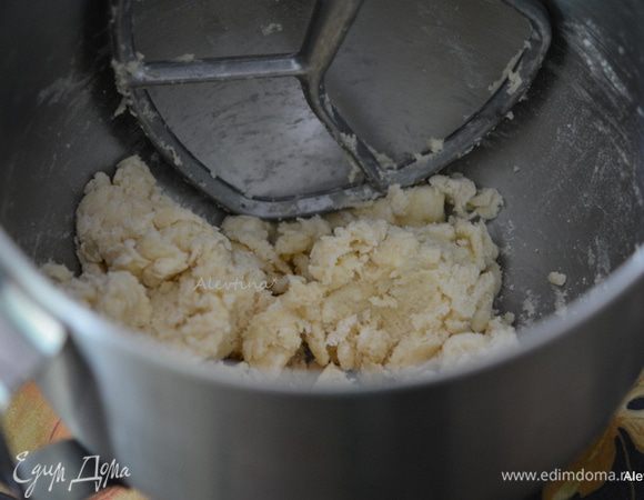 Взбить яйцо с 1 ст. л. холодной воды, добавить в тесто и перемешать.