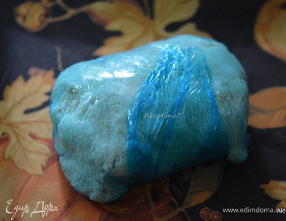 Завернуть тесто в пищевую пленку и положить на 1 час в холодильник.