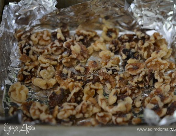 Грецкий орех подсушить в духовке при температуре 180 гр 7-8 минут.