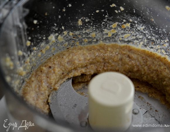 Измельчить орехи с сахаром, яйцом и 1 ст. л. сливочного масла, ванилин и соль.
Образуется пастообразная масса.