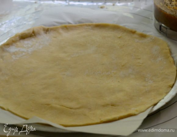 Раскатать тесто в круг 31 см на бумаге с мукой для выпечки с обеих сторон. Это размер небольшой пиццы противня. Переложить на противень .