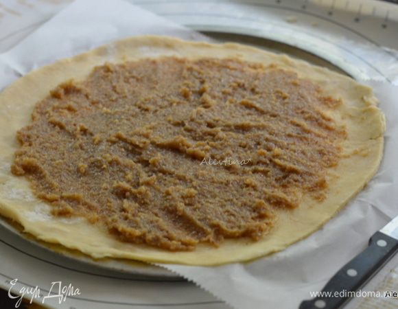 Выложить ореховую пасту на тесто, оставляя края свободными.