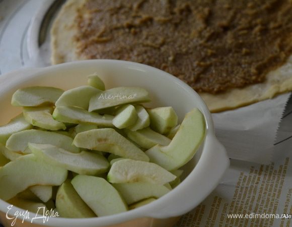 Разогреть духовку до 200 гр.
Яблоки Голден Делишанс или Гренни Смит очистить от кожуры и косточек. Порезать на дольки.