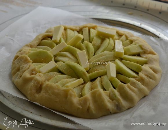 Выложить яблоки поверх ореховой начинки в красивом порядке. Посыпать сверху крупным сахарным песком. Сливочное масло 2 ст. л.  порезать, выложить поверх яблок. Свернуть тесто с краев в  по кругу в верх. Поставить в духовку на 40-45 минут.