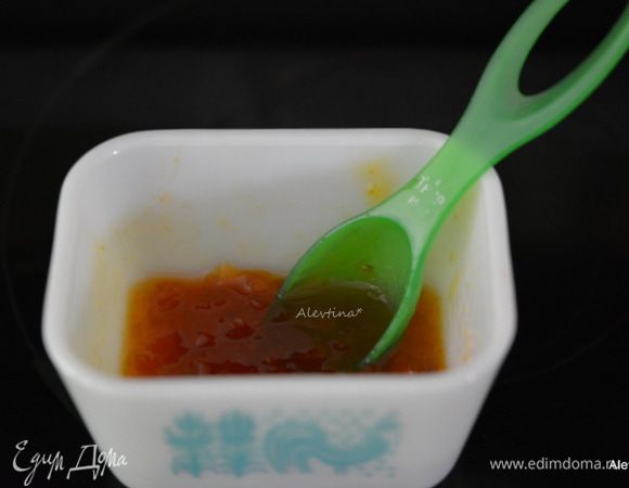 Смешать абрикосовый джем с 1 ст. л. воды.