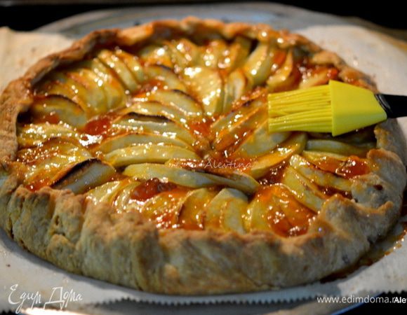 Готовую галету достанем из духовки. Дадим остыть. смажем абрикосовым джемом.