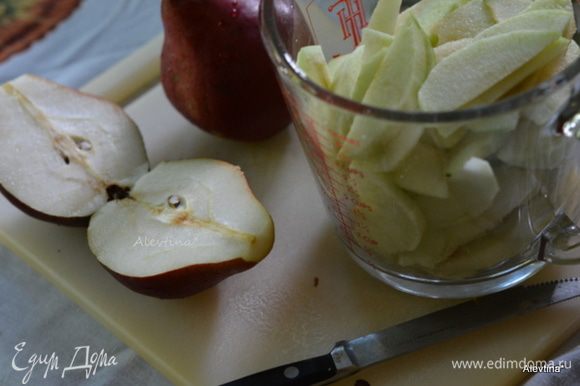 Смазать квадратную форму маслом 5 гр. Яблоки и груши очистить от семян нарезать дольками. Разогреть духовку до 180 гр.