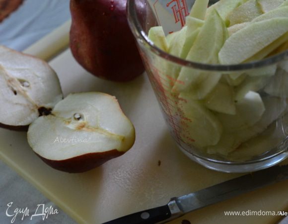 Смазать квадратную форму маслом 5 гр. Яблоки и груши очистить от семян нарезать дольками.
Разогреть духовку до 180 гр.