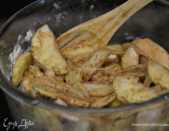 Смешать нарезанные груши и яблоки с сахаром, мукой, ванилью, корицей, душистым молотым перцем, солью и 27 гр./2 ст.л./ сливочного масла мягкого.