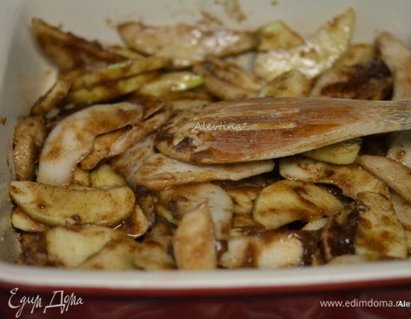 Выложить фрукты в смазанную маслом форму. Добавить 2 ст. л. сливочного масла или 27 гр.