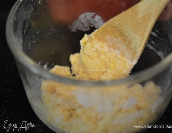 Смешать в другой емкости муку, сахар, соль, яйцо. 
(Я делала двойную порцию теста для себя.)