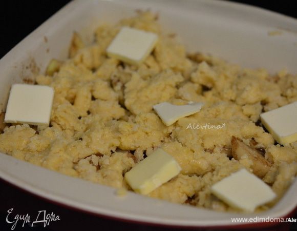 Выложить тесто ложкой поверх яблок и груш. Сверху сливочное масло 2 ст. л. кусочками или 28 гр. Поставить в разогретую духовку до золотистого цвета или 45 мин.