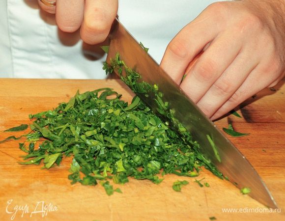 Зелень мелко нашинковать.