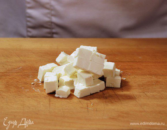 Огурец нарезать полосками, а фету - небольшими кубиками. 