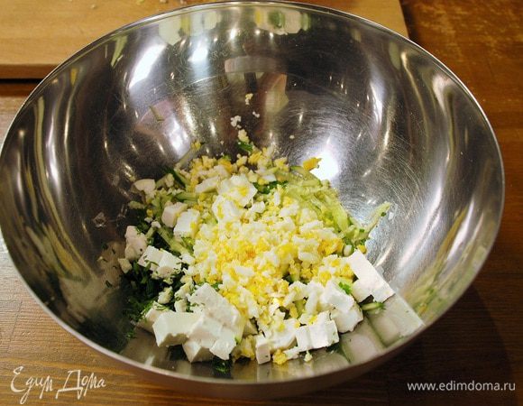Нарезать яйца и смешать все вместе, добавив мягкий сыр и немного соли. Слегка поперчить.