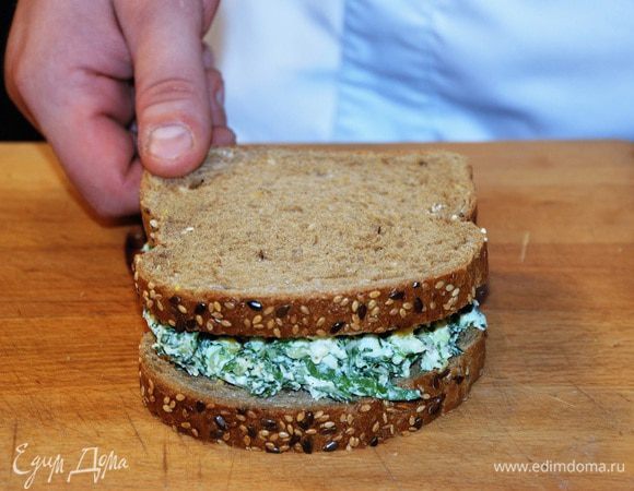 На ломтик хлеба выложить яичный салат, накрыть вторым ломтиком. По желанию срезать корки. 