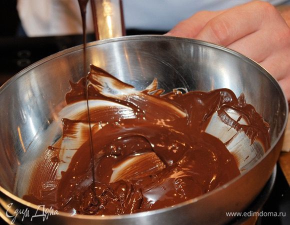 Шоколад растопить на водяной бане. 