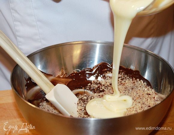 Смешать сгущенное молоко, шоколад и фундук. 