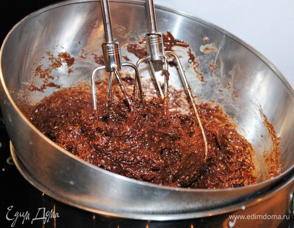 Поставить смесь на водяную баню и взбить миксером.