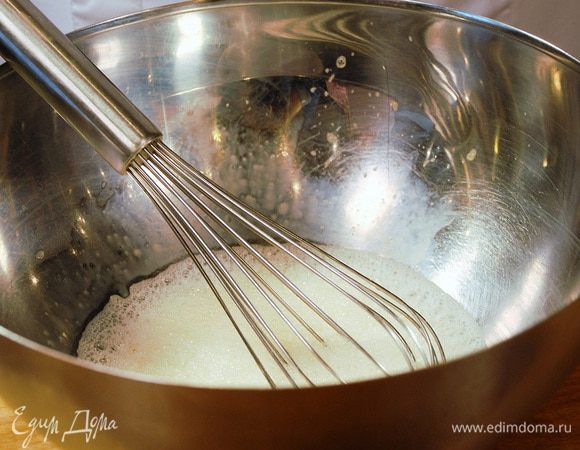 Яйцо слегка взбить, добавить молоко и тщательно перемешать. Посолить по вкусу.