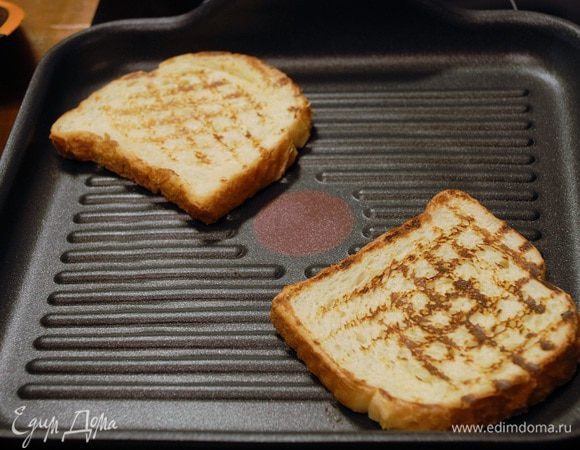Разогреть сковороду с небольшим количеством масла. Обмакнуть хлеб в молочно-яичную смесь и обжарить с двух сторон.