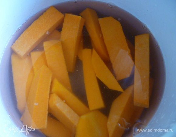 Нам понадобится 250 г очищенной тыквы.
Ее нужно порезать, залить водой, добавить щепотку соли и сварить до мягкости.