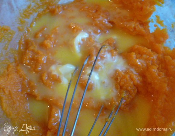 Затем добавить растопленный маргарин, перемешать до однородности.