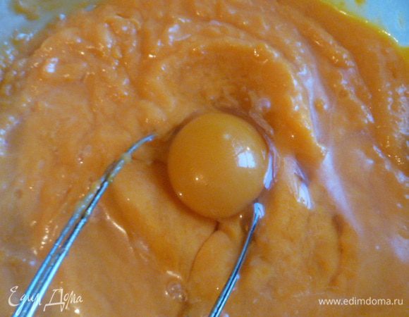Затем 1 яйцо и хорошо взбить.